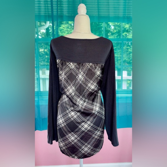 EVRI Tops - EVRI Gray V-Neck Long Sleeve Top with Plaid B&W Pattern on Back Size 3X
